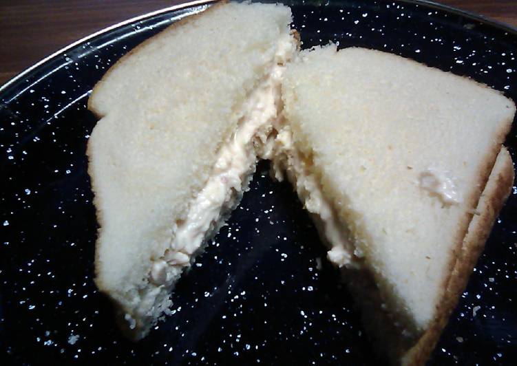 Simple chicken salad sandwich Simple chicken salad sandwich