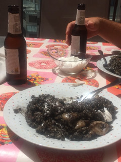 Una foto de Arroz negro con chipirones