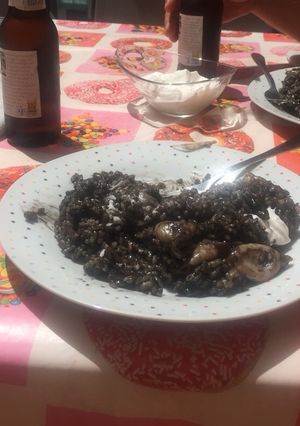 Una foto de Arroz negro con chipirones