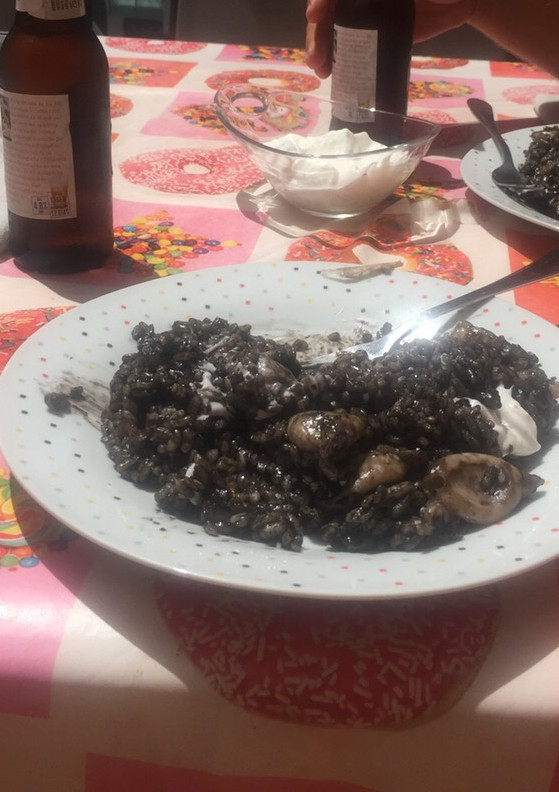 Una foto de Arroz negro con chipirones