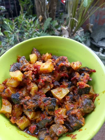 Langkah Gampang Menyiapkan Resep Sambal ati ayam dan kentang yang Uenak Anti Ribet, Lezat Sekali