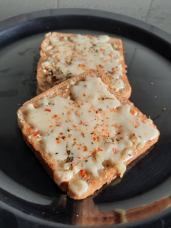 गार्लिक चीज ब्रेड (Garlic Cheese Bread Recipe In Marathi) रेसिपी चे मुख्य फोटो