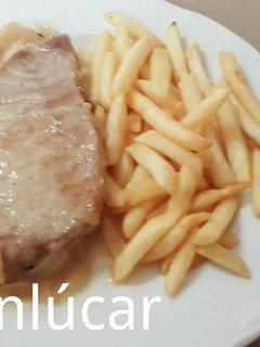 Una foto de Filete de atún encebollado