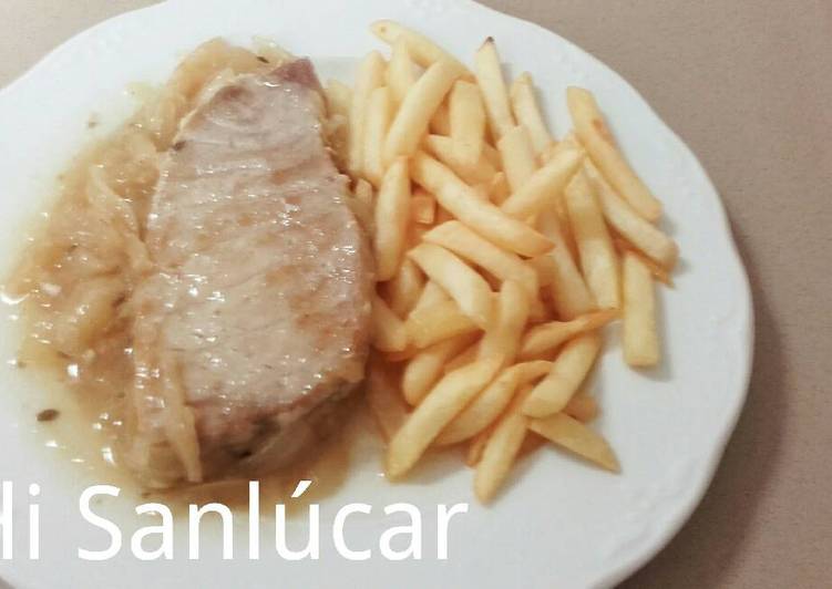 Filete de atún encebollado