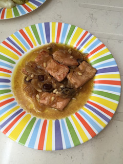 Una foto de Pavo encebollado con pasas y piñones