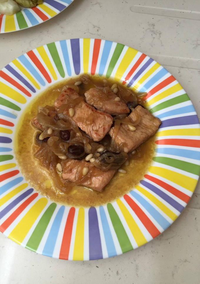 Una foto de Pavo encebollado con pasas y piñones