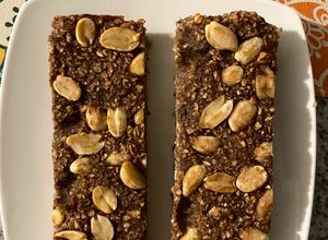 Una foto de Barritas de avena, plátano y cacao