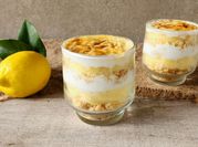 Una foto de postre de maizena en vaso