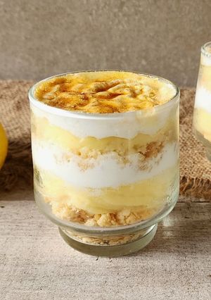 Una foto de 🥧🍋Lemon pie en vasito 🍋Postre fácil 🍋🥧#Singluten