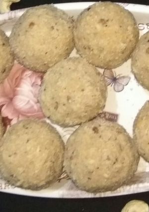गोंद के लड्डू (gond ke ladoo recipe in Hindi) रेसिपी मुख्य फोटो