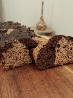 Una foto de Budín integral marmolado de banana sin azúcar