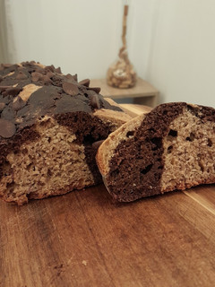 Una foto de Budín integral marmolado de banana sin azúcar