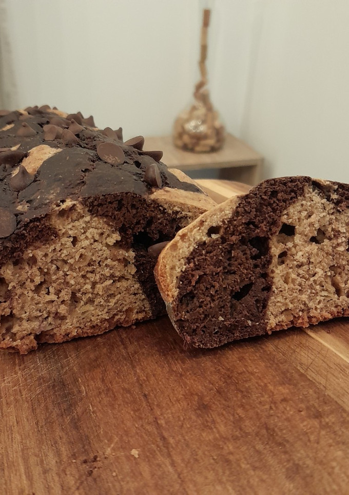 Una foto de Budín integral marmolado de banana sin azúcar
