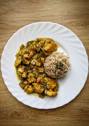 Une photo de Poulet mariné au lait de coco et courgettes