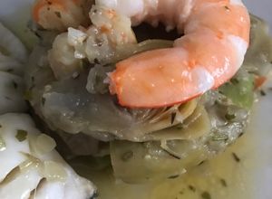 Una foto de Alcachofas salteadas con langostinos
