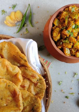 A picture of Aloo ki poori with Khatha Meetha Petha (kaddu).