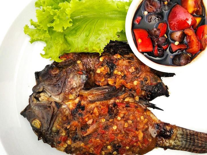 Cara Gampang Menyiapkan Ikan mujair bakar bumbu cobek yang Enak Banget