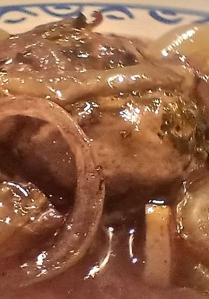 Foto principal de Riñón de Cordero al Vino Tinto con Cebolla Melosa