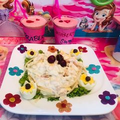 A picture of Chicken macaroni and cream salad with strawberry shake.