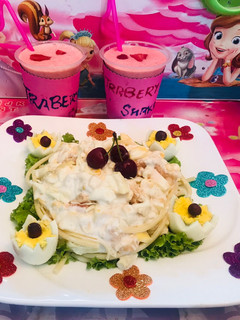 A picture of Chicken macaroni and cream salad with strawberry shake.