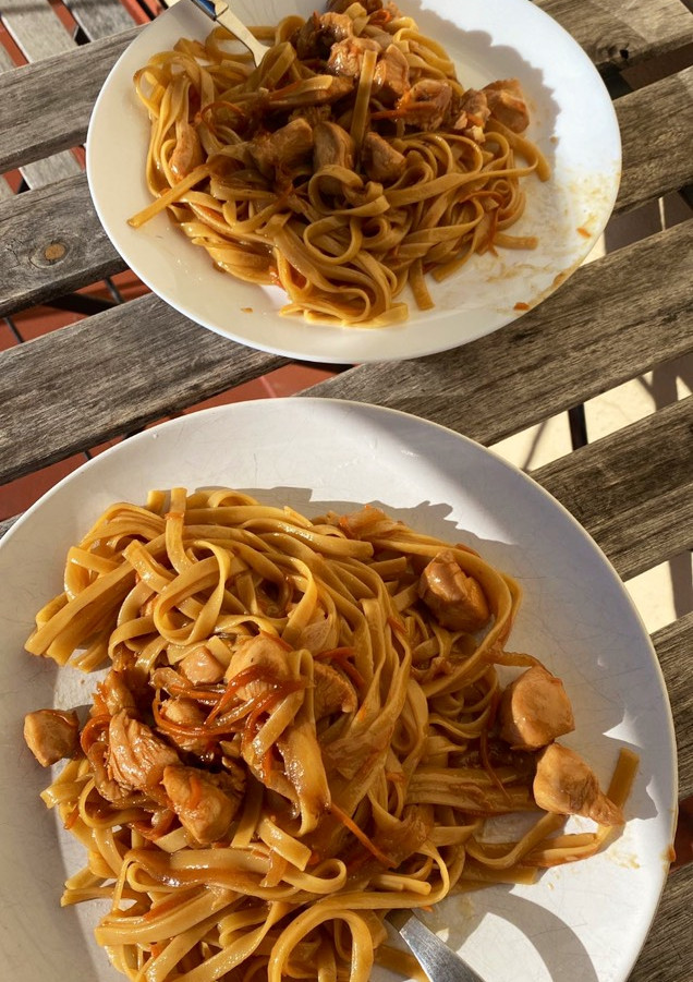Una foto de Tallarines con “pollo teriyaki”