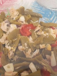 Una foto de Ensalada de judías verdes, huevo duro, tomate y atún