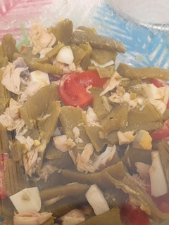 Una foto de Ensalada de judías verdes, huevo duro, tomate y atún