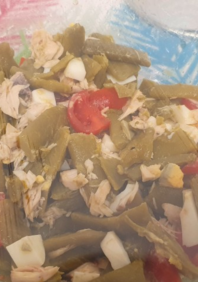Una foto de Ensalada de judías verdes, huevo duro, tomate y atún