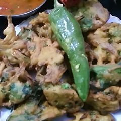 A picture of Potato and Onion pakoda.