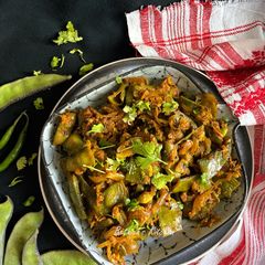 A picture of Sheem Paturi (Flat Beans Curry - Bong Style).