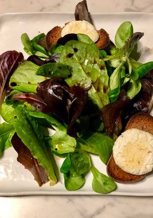Une photo de Salade avec toast de chèvre chaud/miel