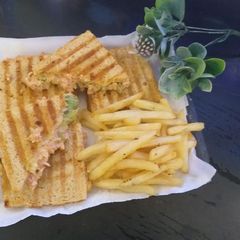 A picture of Chicken and vegetables sandwiches mouth watering.