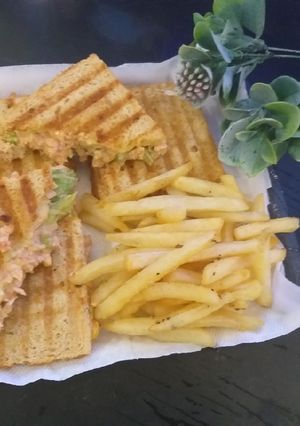 A picture of Chicken and vegetables sandwiches mouth watering.