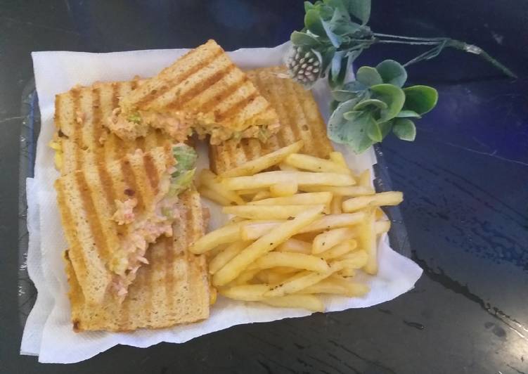 Chicken and vegetables sandwiches mouth watering