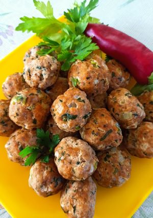 Húsgombóc, petrezselyemzölddel és újhagymával recept fotója