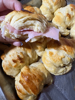 Una foto de Medialunas Rellenas de jamón y queso 🥐