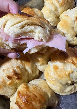 Una foto de Medialunas Rellenas de jamón y queso 🥐