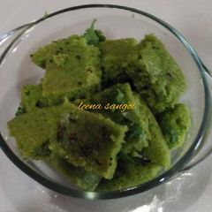 A picture of Rawa palak dhokla.