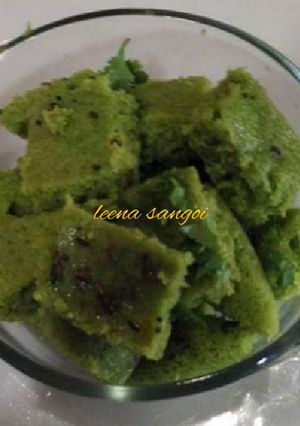 A picture of Rawa palak dhokla.