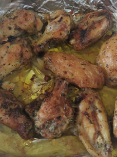 Una foto de Alitas de pollo con ajo y perejil