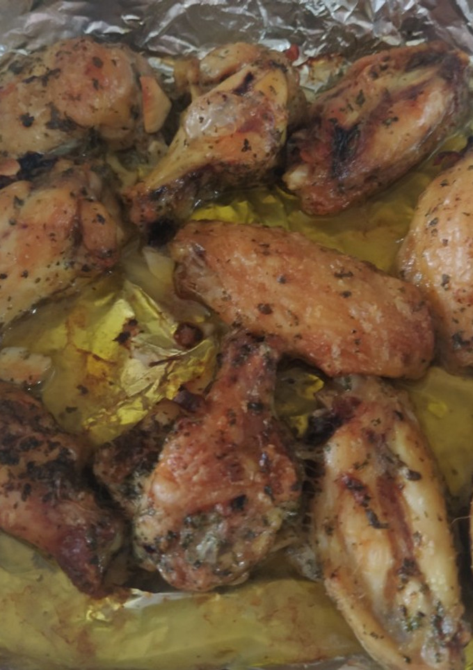 Una foto de Alitas de pollo con ajo y perejil