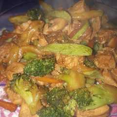 Una foto de Salteado de verduras con pollo