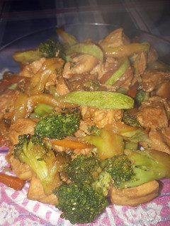 Una foto de Salteado de verduras con pollo