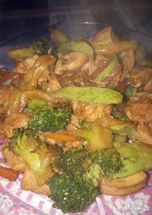 Una foto de Salteado de verduras con pollo