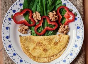 Una foto de Tortilla francesa u omelette 🥚de 14 gramos de proteína, como parte de un desayuno saludable 🌱