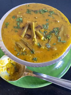 शेवग्याच्या शेंगांची मसाला आमटी (Shevgyachya Shengachi Masala Amti Recipe In Marathi) रेसिपी चे मुख्य फोटो
