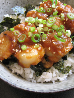 A picture of Scallops Rice Bowl with Miso Sauce.