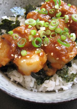 A picture of Scallops Rice Bowl with Miso Sauce.