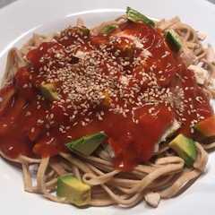 Una foto de Fideos integrales con palta y pollo, con salsa pomarola y semillas de sésamo!@cocinacaseraya