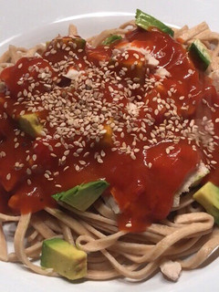 Una foto de Fideos integrales con palta y pollo, con salsa pomarola y semillas de sésamo!@cocinacaseraya